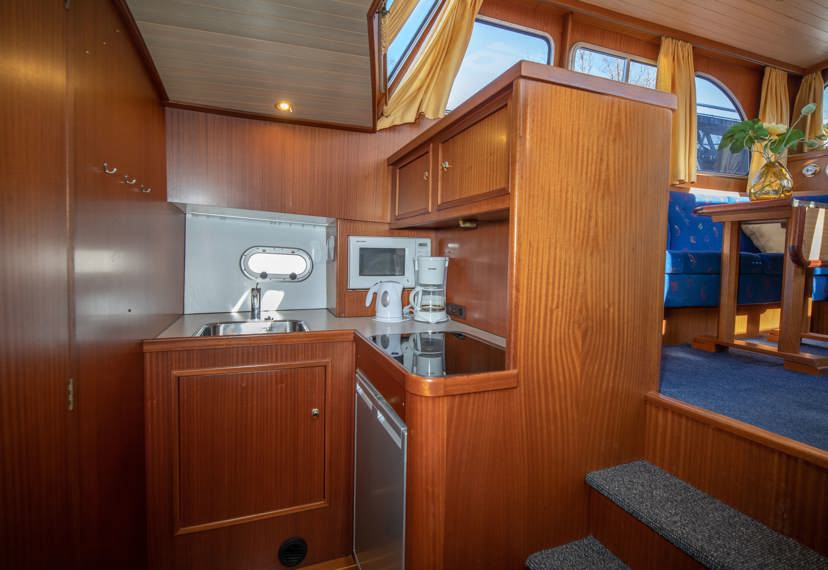De Driesprong Yachtcharters Interieur Motorjacht Sparus 10