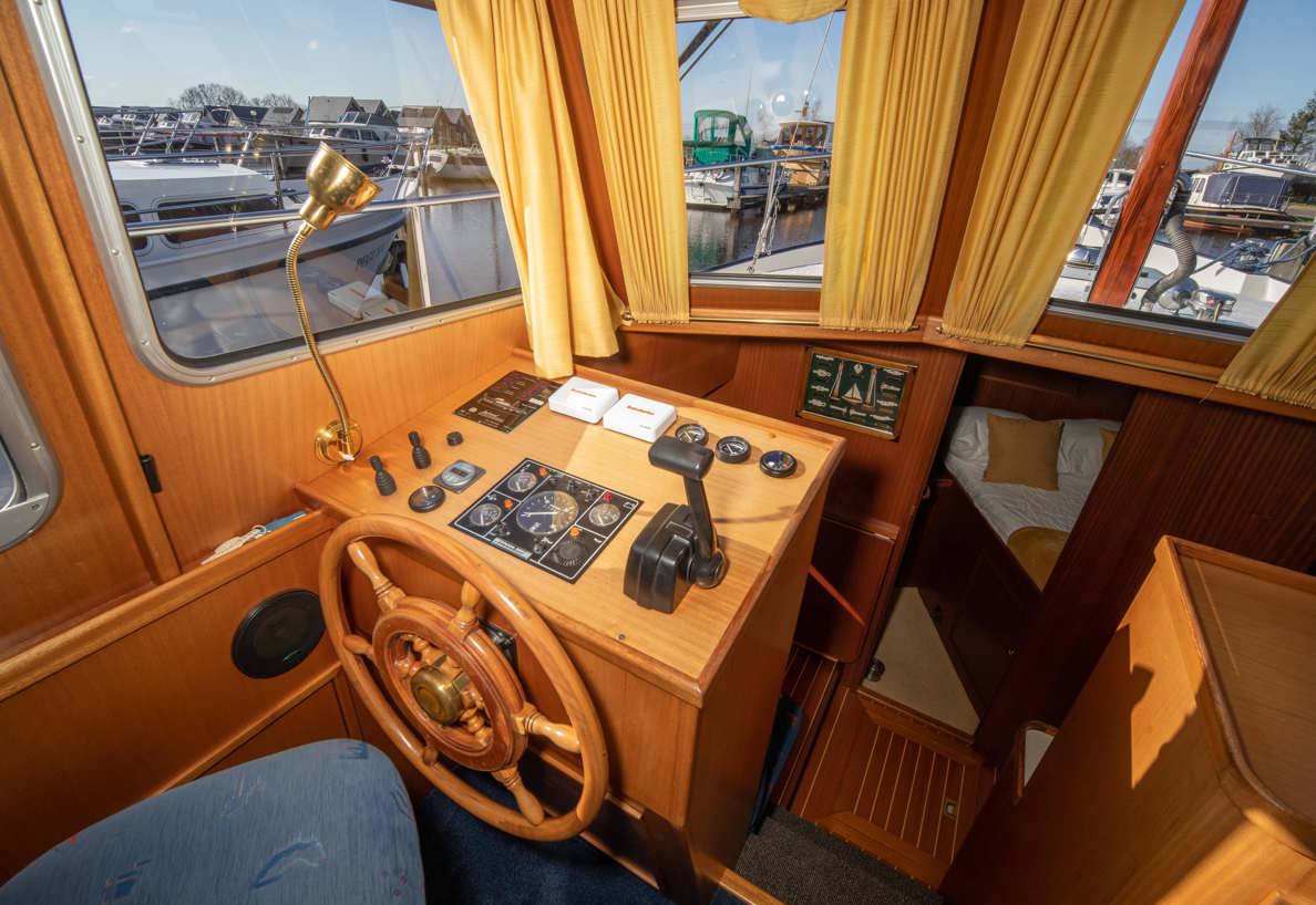 De Driesprong Yachtcharters Interieur Motorjacht Sparus 06
