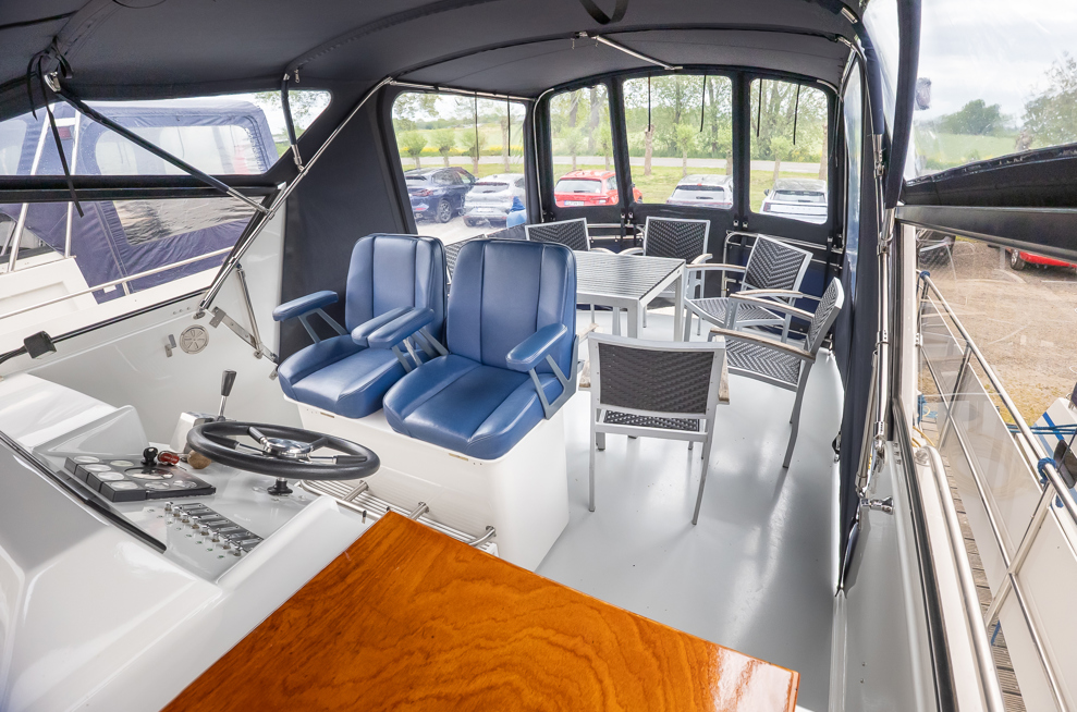 De Driesprong Yachtcharters Exterieur Motorjacht Hendrik Wouter 28