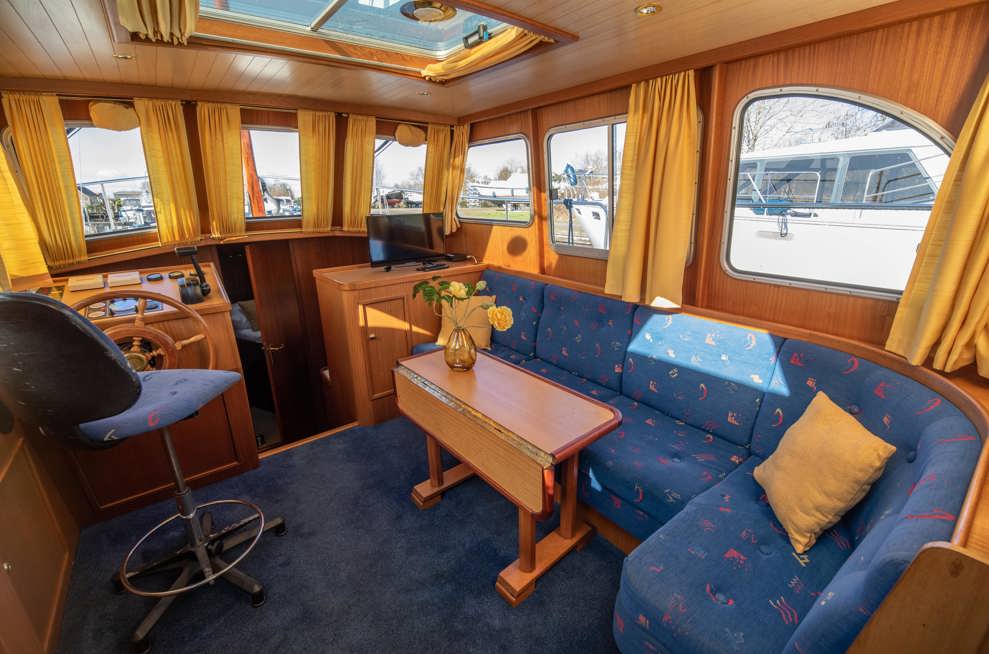 De Driesprong Yachtcharters Interieur Motorjacht Sparus 01