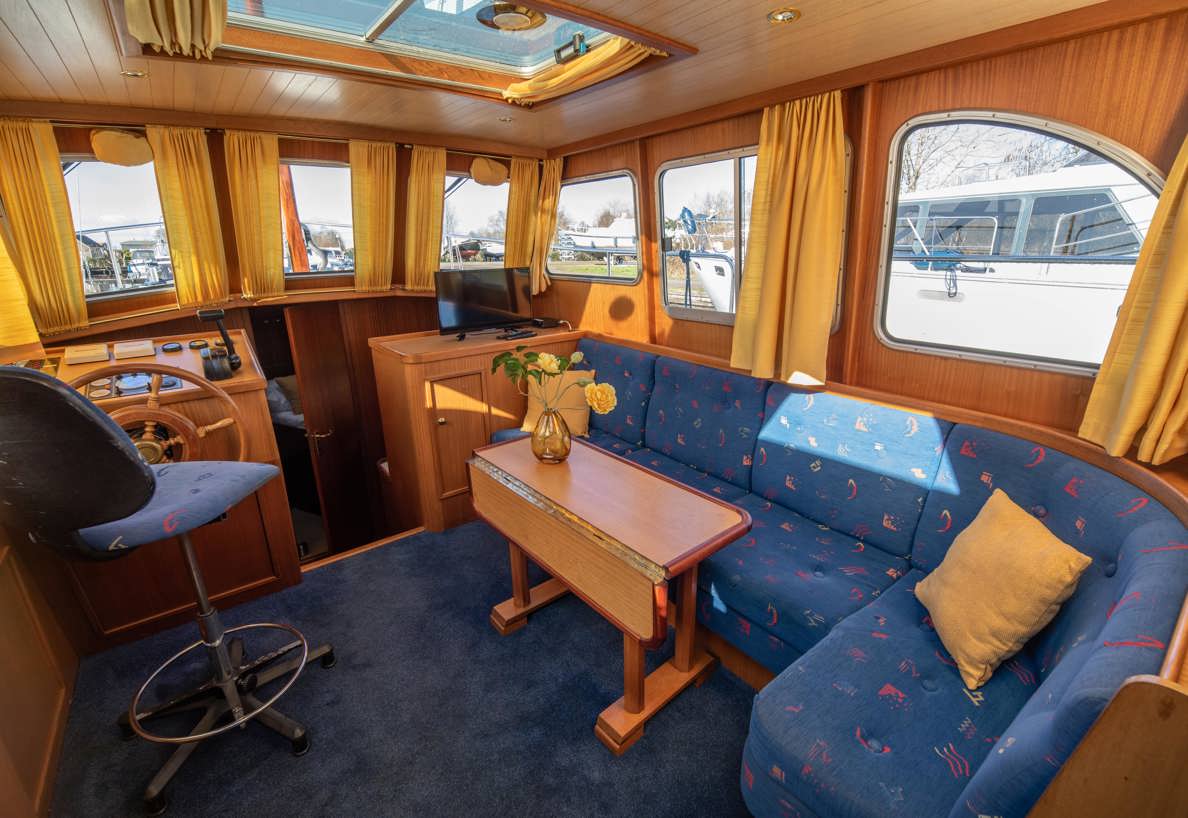 De Driesprong Yachtcharters Interieur Motorjacht Sparus 01