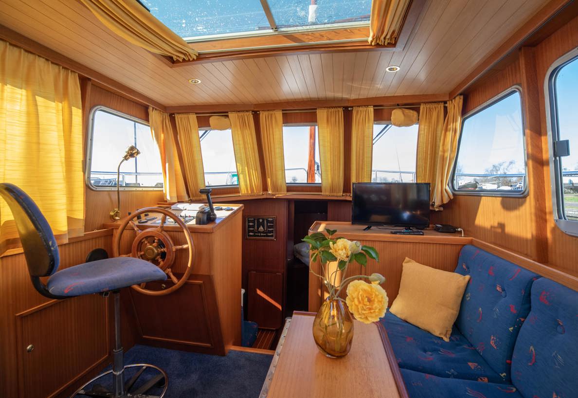 De Driesprong Yachtcharters Interieur Motorjacht Sparus 03