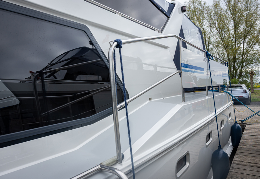 De Driesprong Yachtcharters Exterieur Motorjacht Hendrik Wouter 32