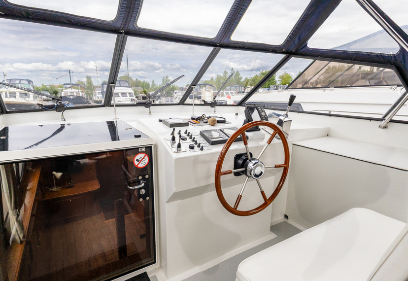 De Driesprong Yachtcharters Exterieur Motorjacht Alopia 29