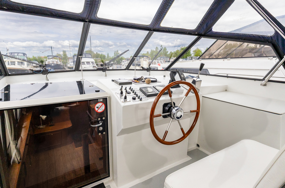 De Driesprong Yachtcharters Exterieur Motorjacht Alopia 29