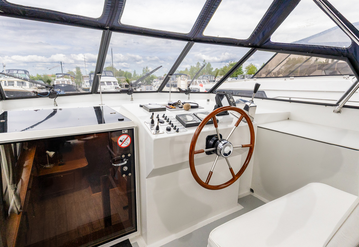 De Driesprong Yachtcharters Exterieur Motorjacht Alopia 29