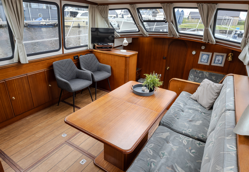 De Driesprong Yachtcharters Interieur Motorjacht Atherina 28