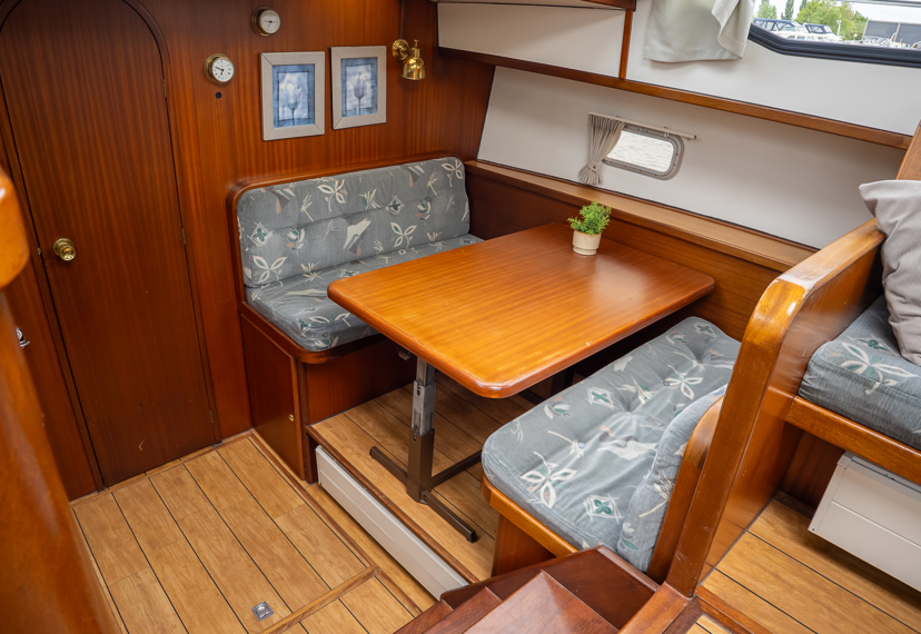 De Driesprong Yachtcharters Interieur Motorjacht Atherina 30