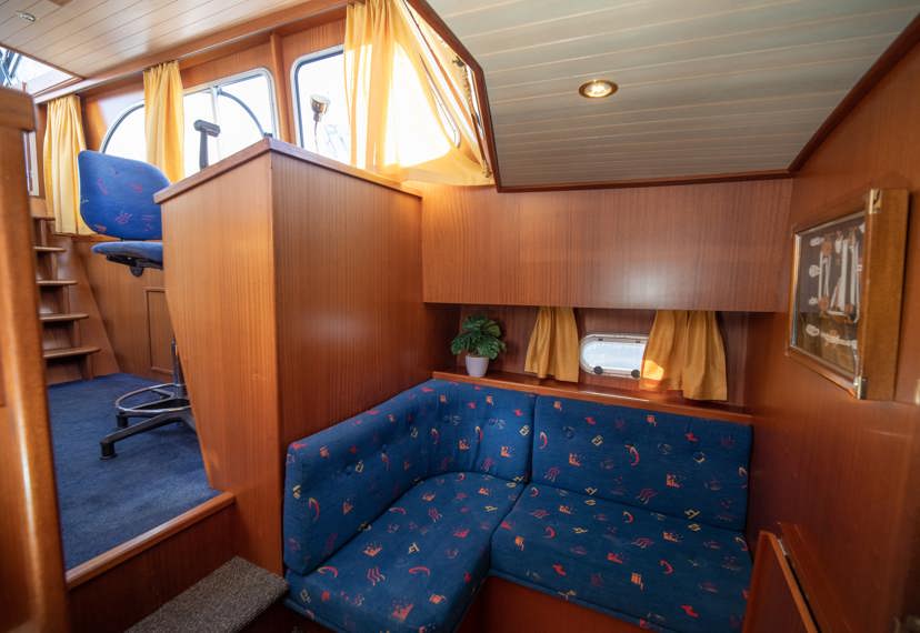 De Driesprong Yachtcharters Interieur Motorjacht Sparus 07