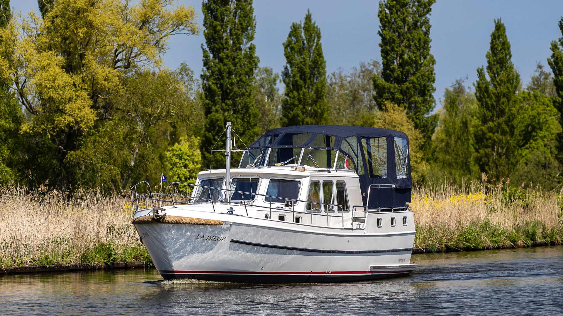 Wil je een boot huren in Friesland? Dat kan zonder vaarbewijs bij De Driesprong Yachtcharters in Langelille!