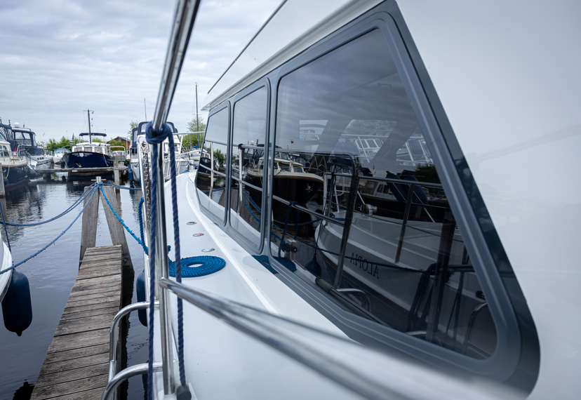 De Driesprong Yachtcharters Exterieur Motorjacht Hendrik Wouter 33