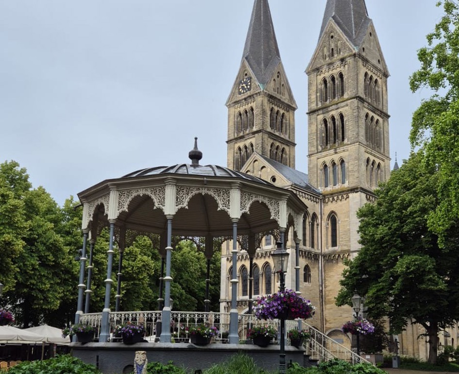 De Driesprong Yachtcharters Varende Pensionado's Op De Poseidon Roermond Kiosk