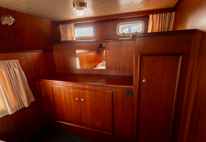 De Driesprong Yachthcharters Interieur Motorjacht Frisa 29
