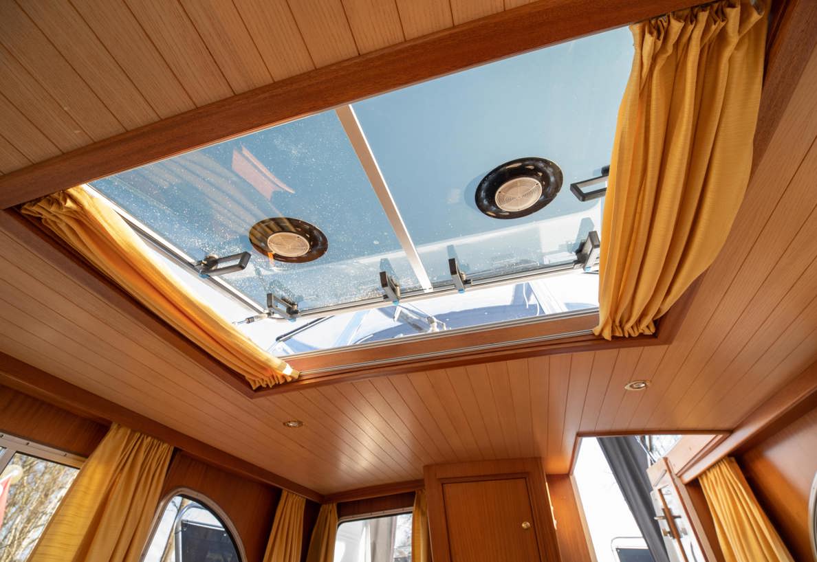 De Driesprong Yachtcharters Interieur Motorjacht Sparus 19