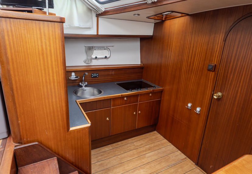 De Driesprong Yachtcharters Interieur Motorjacht Atherina 31