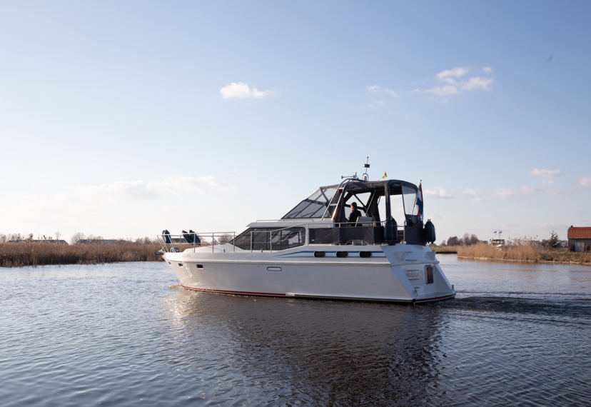 De Driesprong Yachtcharters Exterieur Motorjacht Alopia 22