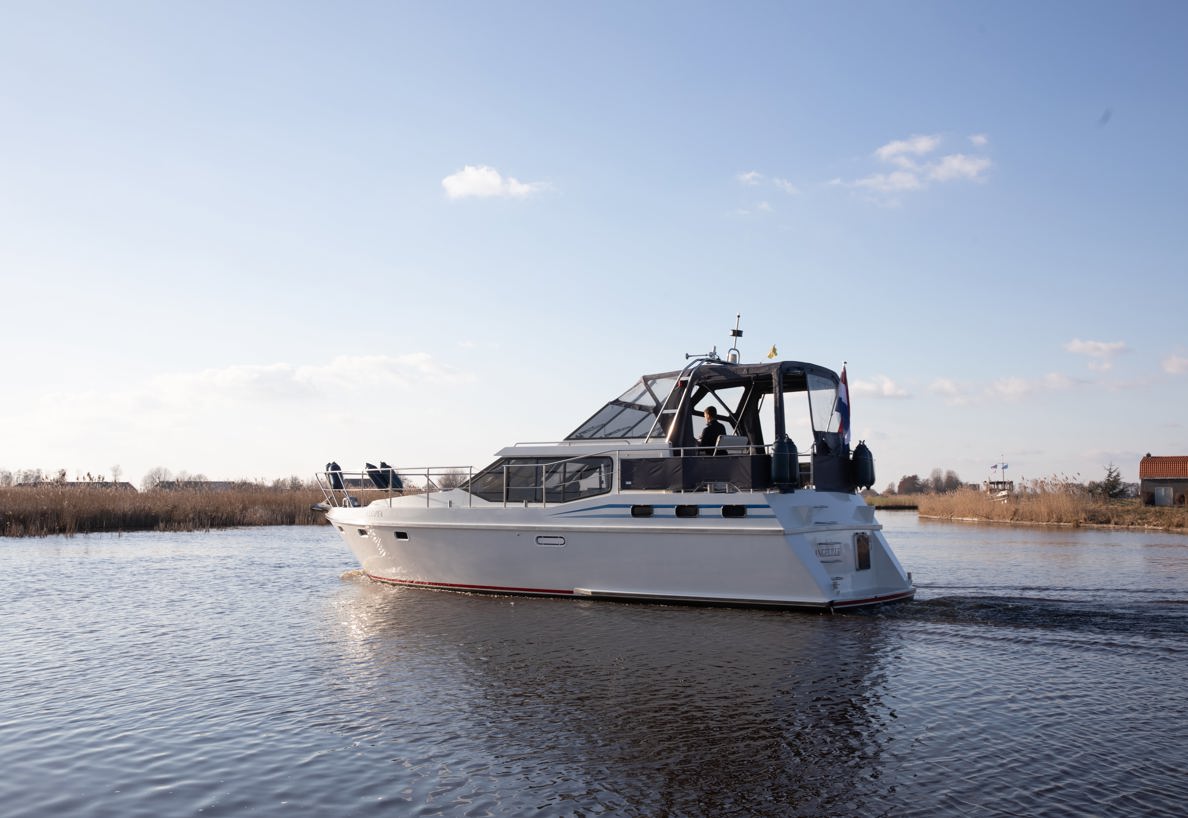 De Driesprong Yachtcharters Exterieur Motorjacht Alopia 22