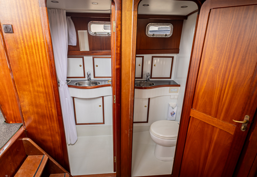 De Driesprong Yachtcharters Interieur Motorjacht Freon 38