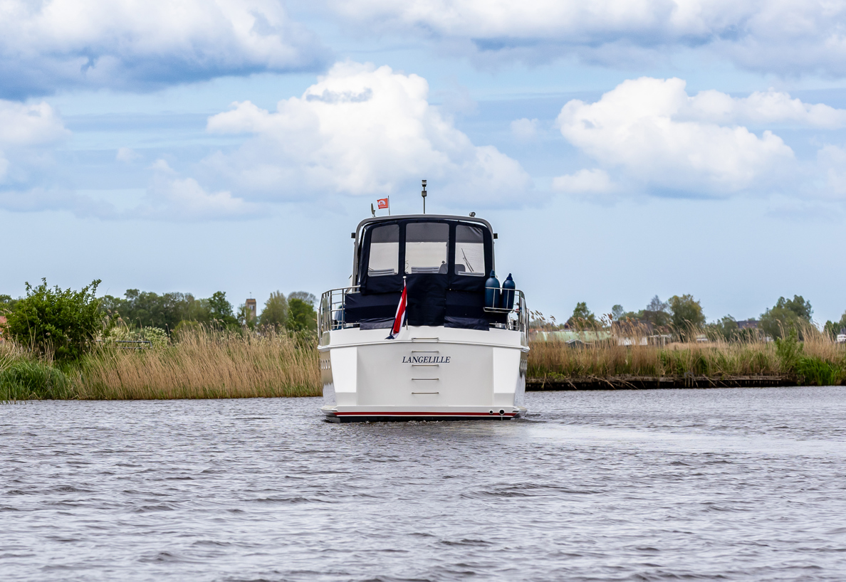 De Driesprong Yachtcharters Exterieur Motorjacht Hendrik Wouter 43